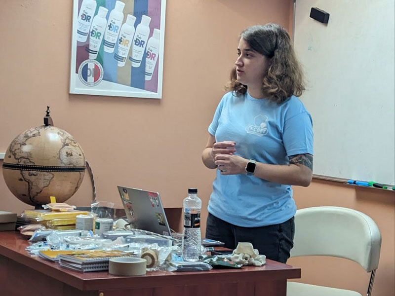 Лікар Юлія Гуріна проводить презентацію з реанімації собакам. 