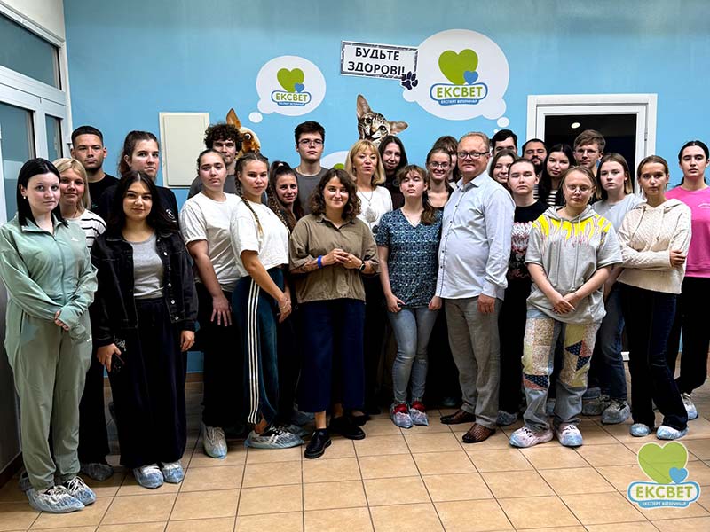 Студенти ветеринарного факультету ОДАУ у ветеринарній клініці Ексвет. Спільне фото з викладачами Юлією Гуріною та Миколою Морозовим.
